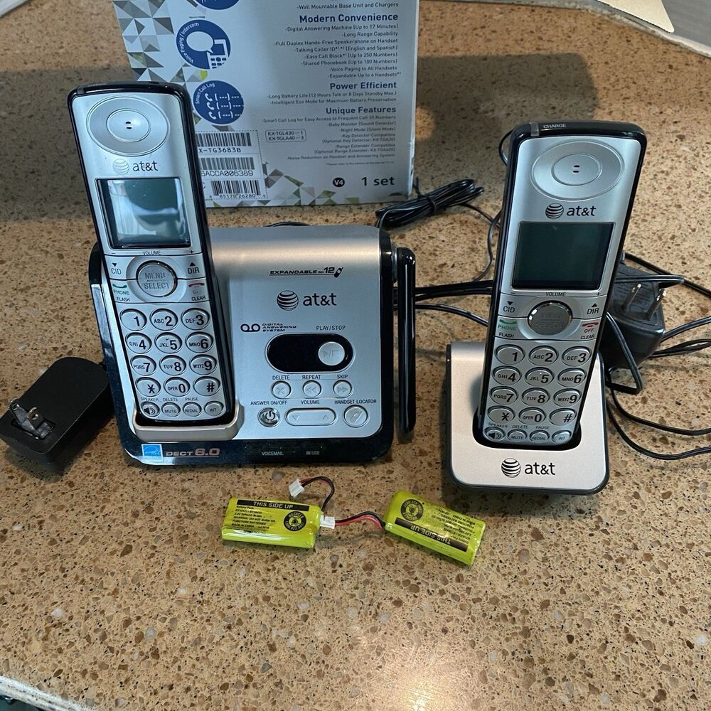 AT&T CL82209  Handset 2 Phones 2 Bases 2 Batteries